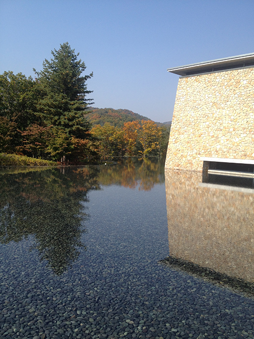 뮤지엄 산의 물위의 건물